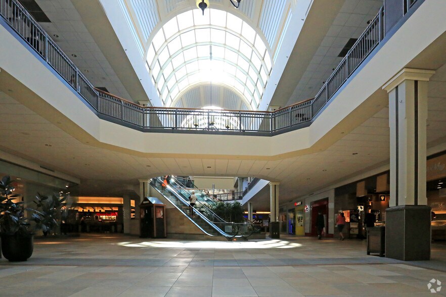 More Photos Of 509 Bayfield St, Barrie General Retail For Lease