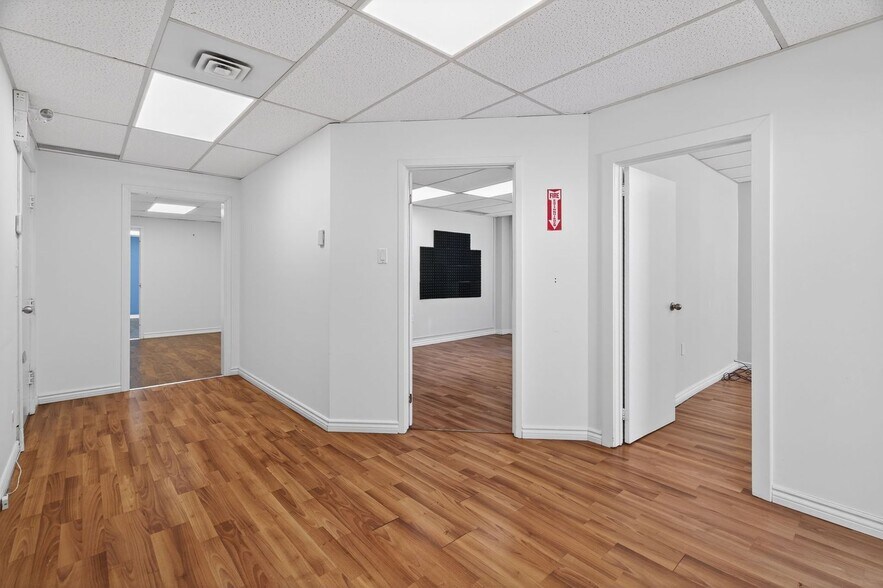 More Photos Of 256-260 Church St, Oakville Storefront Retail Office For Lease