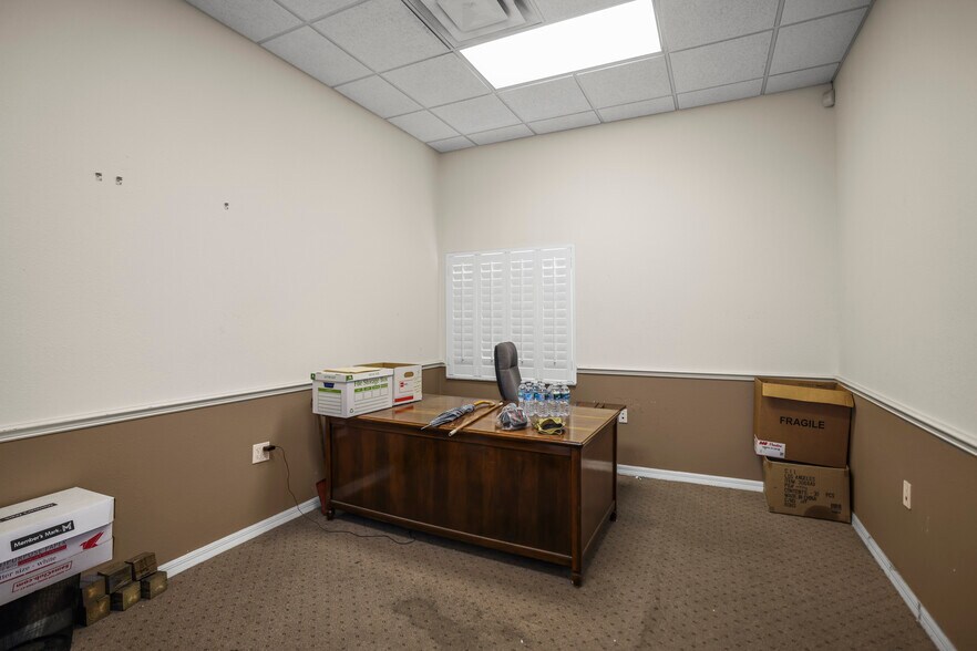More Photos Of 1555 Sunshine Dr, Clearwater Warehouse For Sale