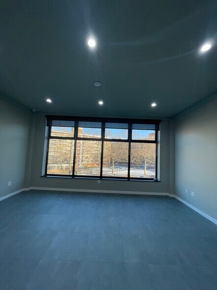 More Photos Of 194 Gordon St, Staten Island Showroom For Lease