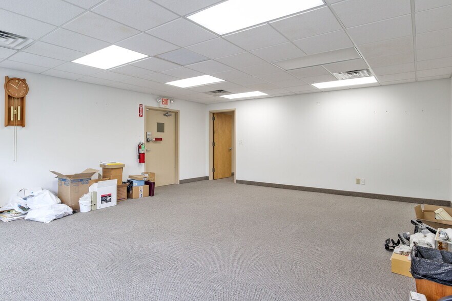 More Photos Of 37 Ramland Rd, Orangeburg Office For Lease