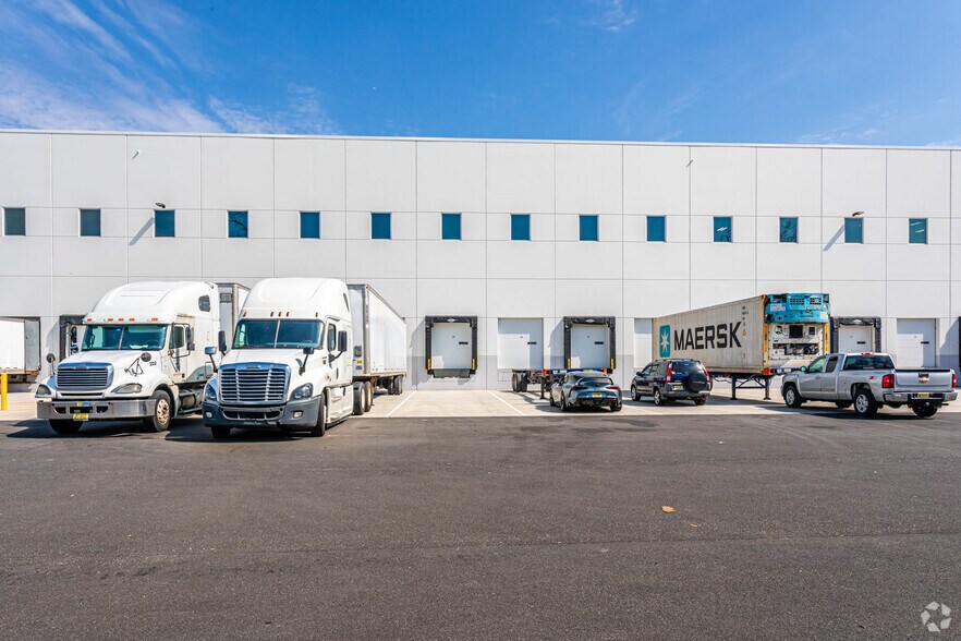 More Photos Of 17 Schoolhouse Rd, Somerset Distribution For Lease