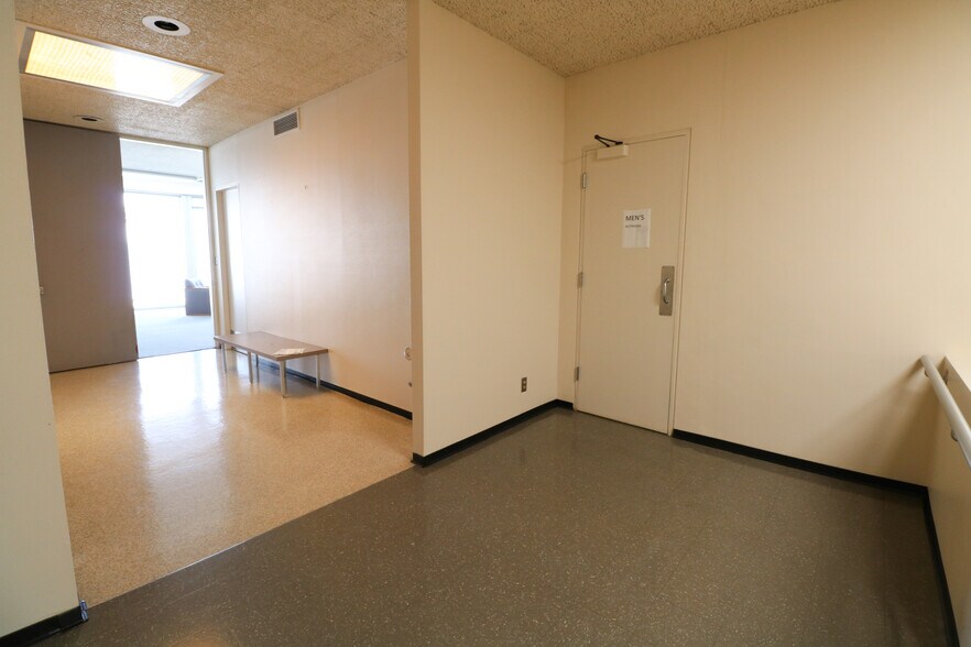 More Photos Of 619 SE Main St, Roseburg Bank For Sale