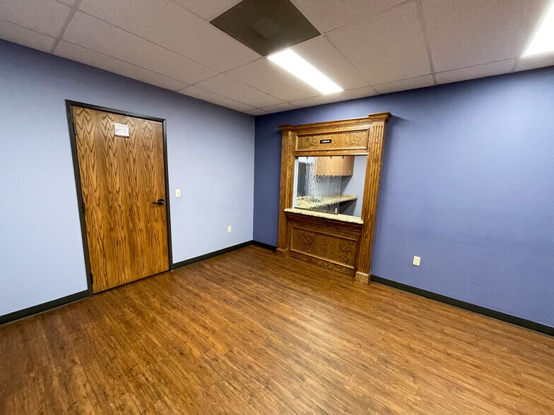 More Photos Of 600 E Taylor St, Sherman Office For Lease