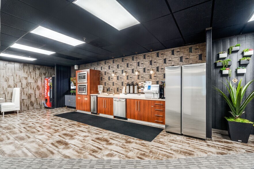 More Photos Of 3010 Lyndon B Johnson Fwy, Dallas Coworking Space