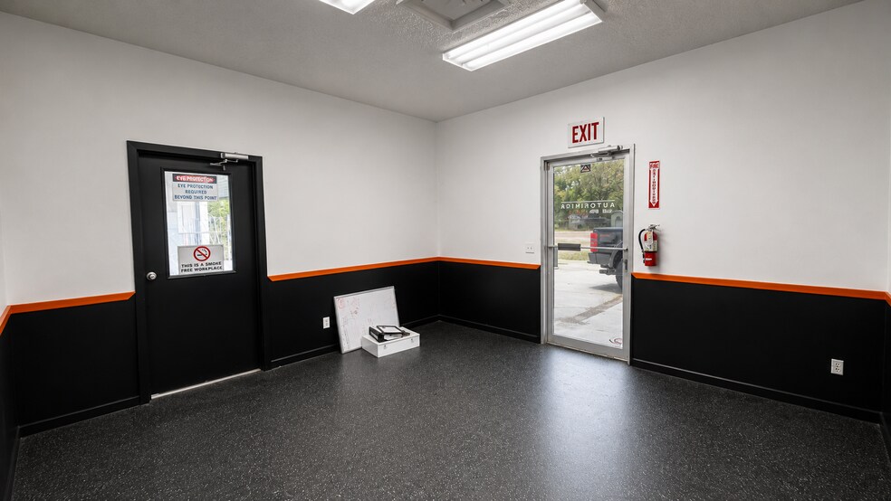 More Photos Of 10155 New Kings Rd, Jacksonville Warehouse For Sale