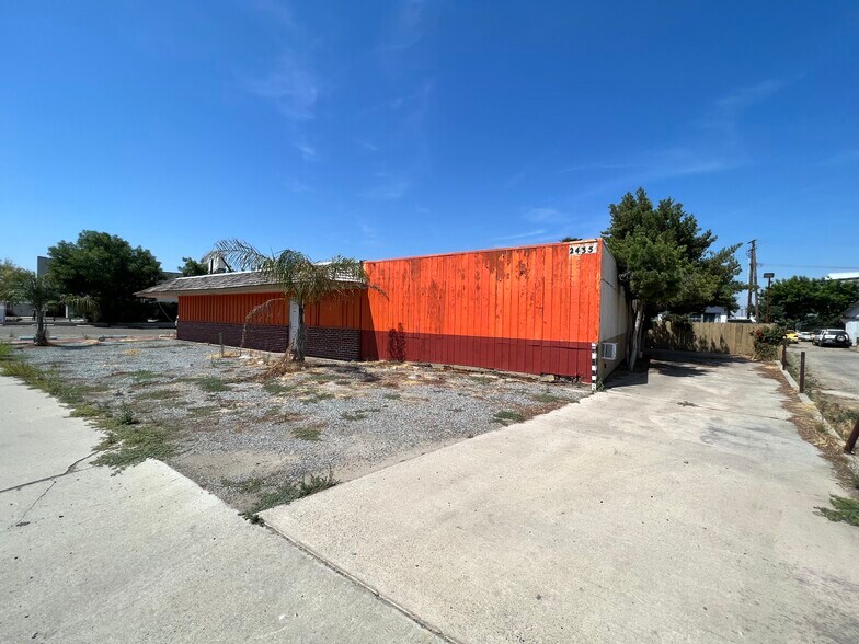 More Photos Of 2435 S K St, Tulare Bar For Sale