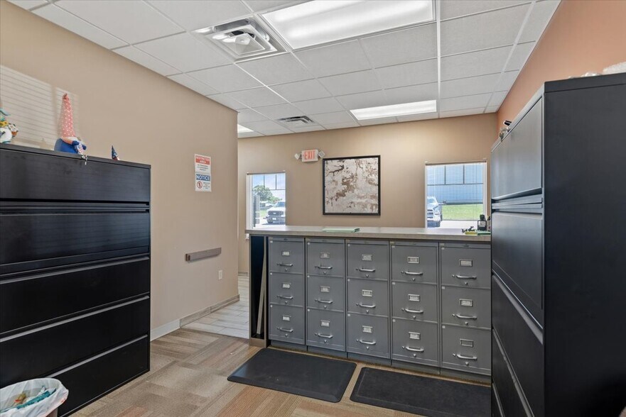 More Photos Of 103 Centre Dr, Petersburg Office For Sale