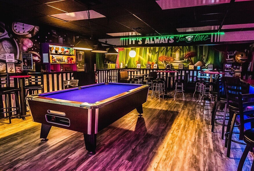 More Photos Of 4685 28th St N, Saint Petersburg Bar For Sale