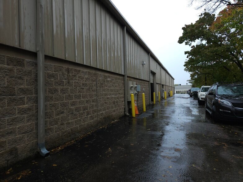 More Photos Of 825 W 75th St, Willowbrook Light Manufacturing For Sale