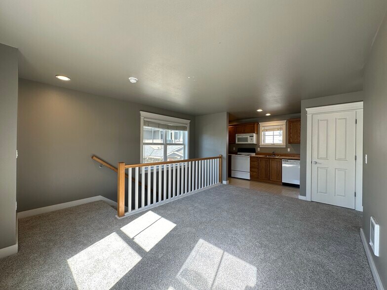 More Photos Of 1505 Ne Village St, Fairview Office For Sale