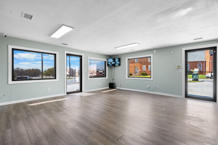 More Photos Of 121 13th St SW, Hickory Office For Sale