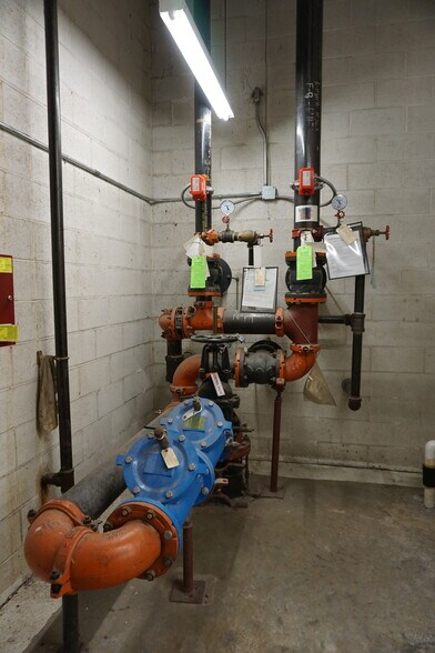 More Photos Of 93 W Campbell Rd, Rotterdam Freestanding For Sale
