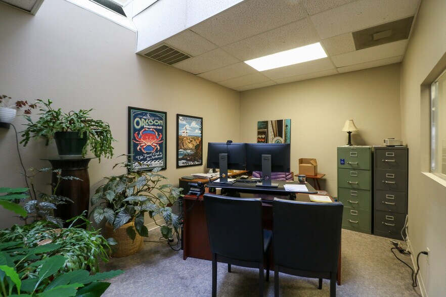 More Photos Of 320 Central Ave, Coos Bay Office For Sale