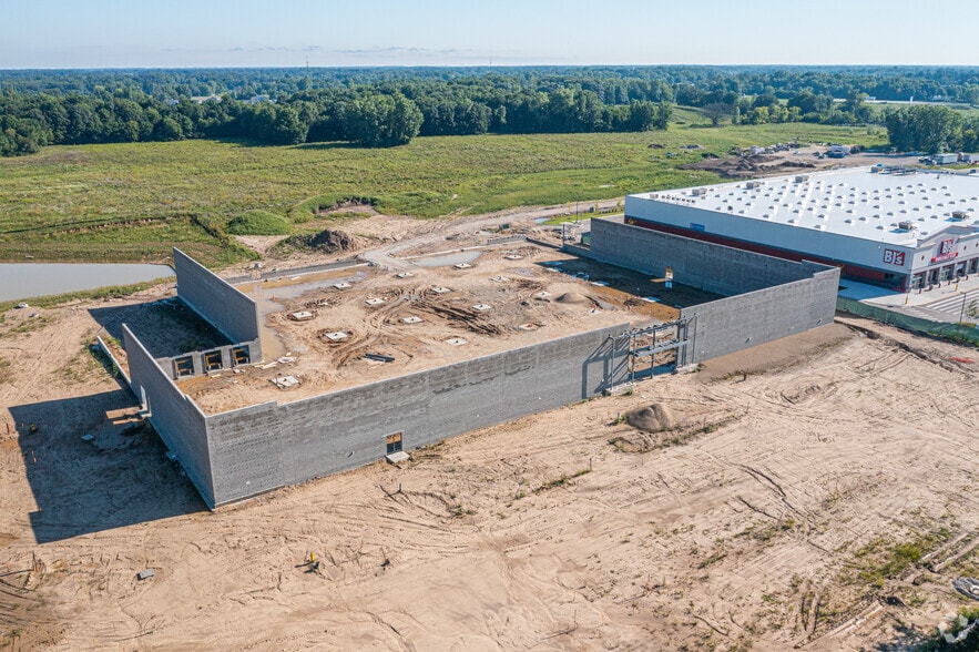 More Photos Of Delta Crossing- Big Box, Lansing General Retail For Lease