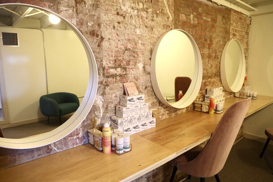 More Photos Of 633-635 W Davis St, Dallas Freestanding For Lease