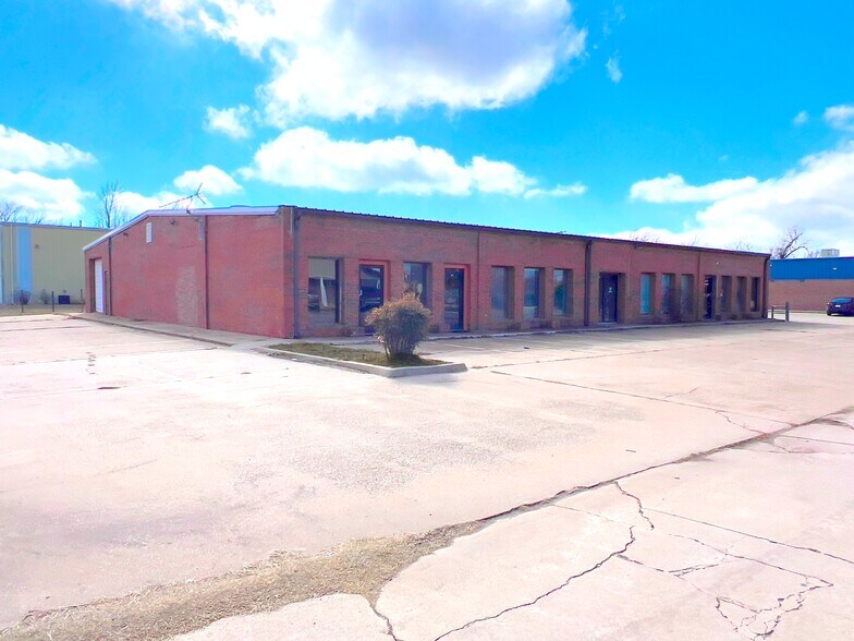 More Photos Of 802-806 Wynan Ct, Anadarko Medical For Sale