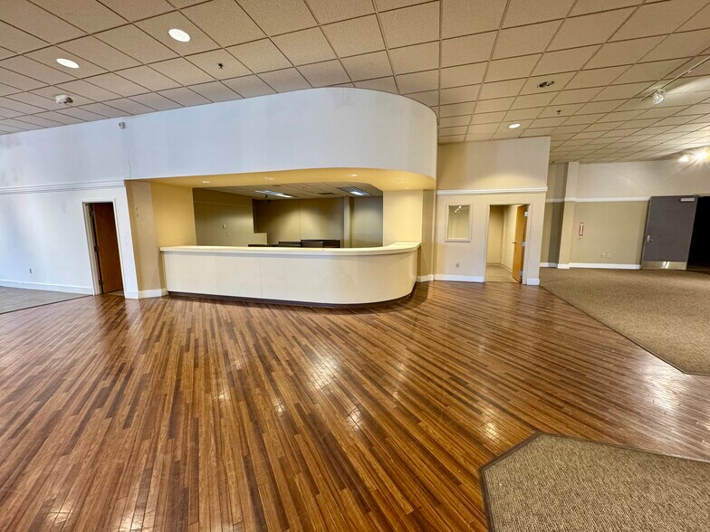 More Photos Of 7340 E State Rd, Rockford Unknown For Lease