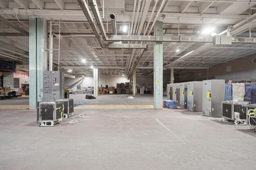 More Photos Of 5600-5602 Av Pierre-de Coubertin, Montréal Warehouse For Lease