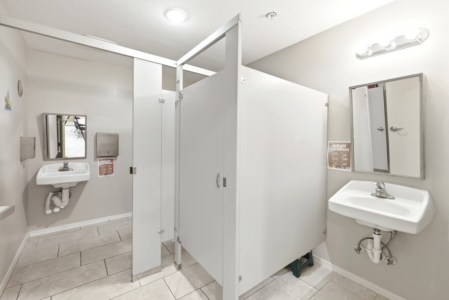 More Photos Of 6837 Lakeville Rd, Orlando Religious Facility For Sale