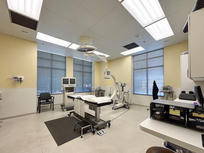 More Photos Of 329 Edwin Dr, Virginia Beach Medical For Lease