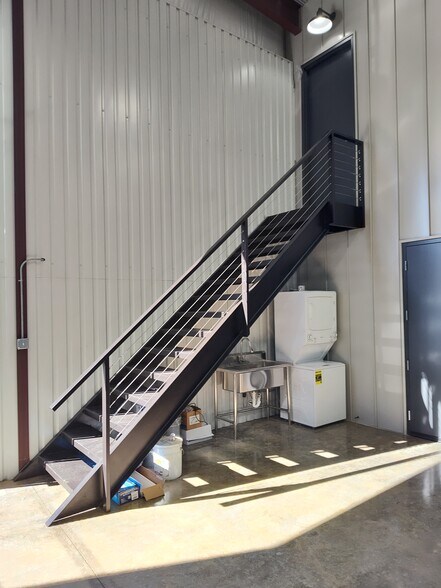More Photos Of 165 Perimeter Road Rd, Longview Airplane Hangar For Sale