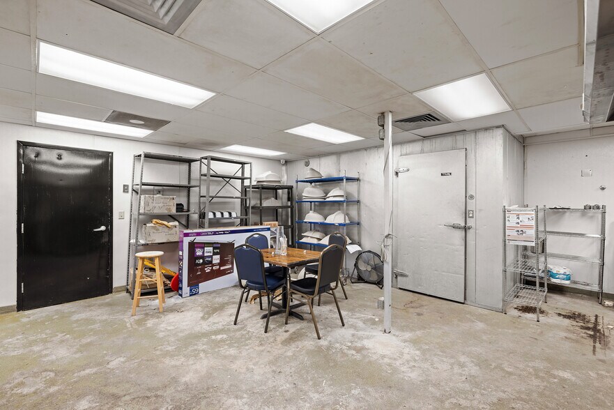 More Photos Of 2866 Poplar Ave, Memphis Storefront Retail Office For Sale