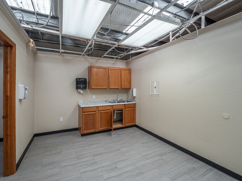 More Photos Of 1101 N Strong Blvd, Mcalester Office For Sale