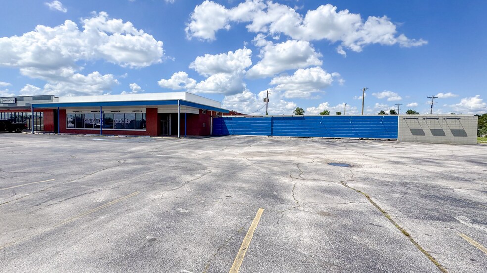 Primary Photo Of 715 W Walnut St, Rogers General Retail For Sale