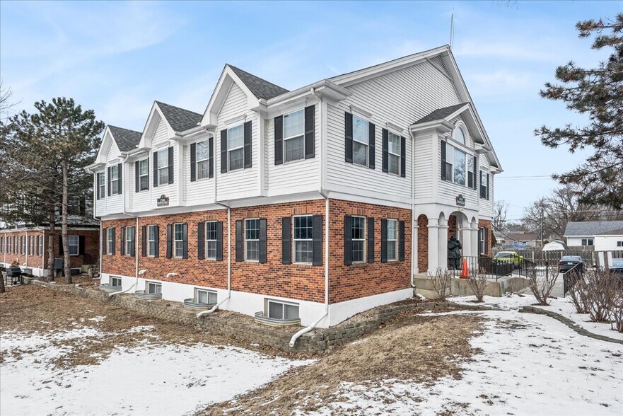 More Photos Of 27W130 Roosevelt Rd, Winfield Office For Lease