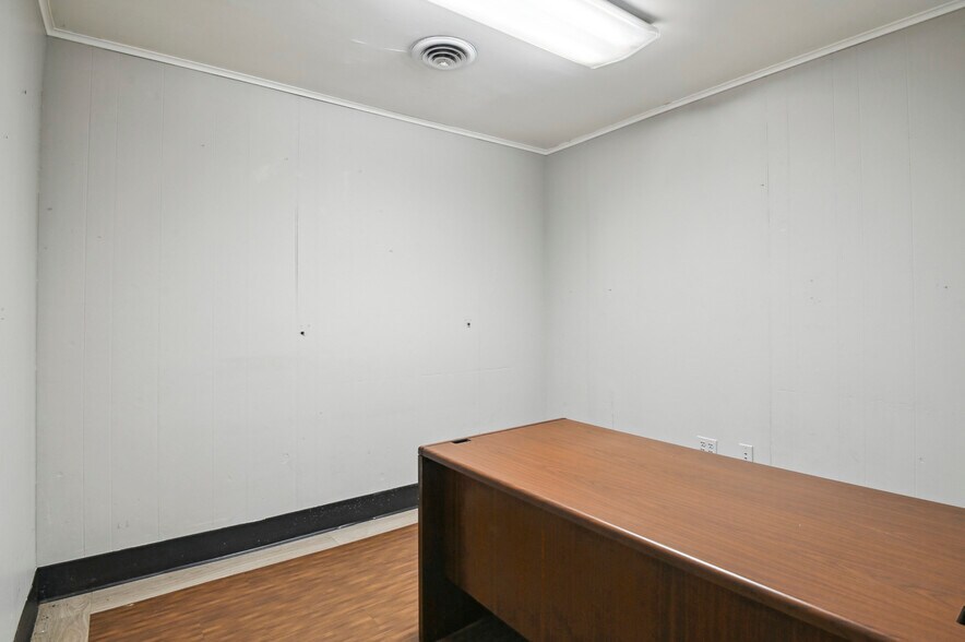 More Photos Of 308-314 W Basin Rd, New Castle Light Distribution For Lease