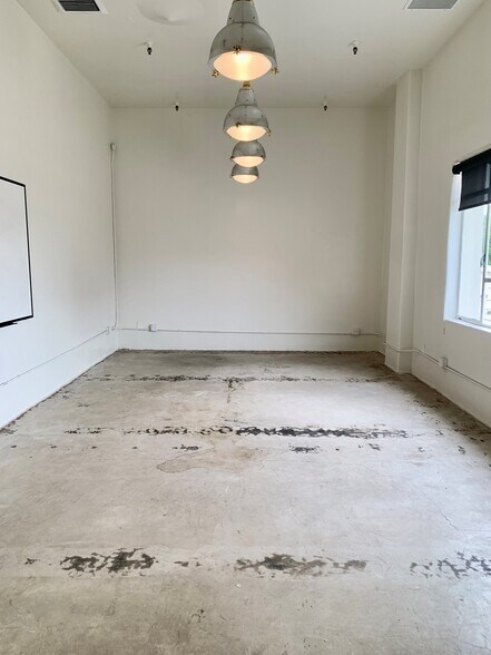 More Photos Of 7000 Romaine St, Los Angeles Showroom For Lease