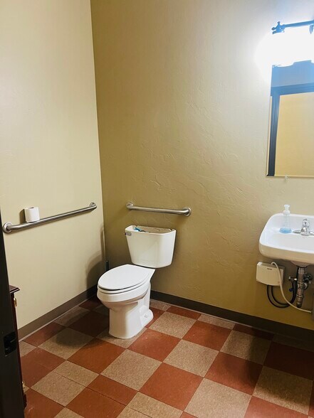 More Photos Of 409 N Green Ave, Purcell Office For Lease