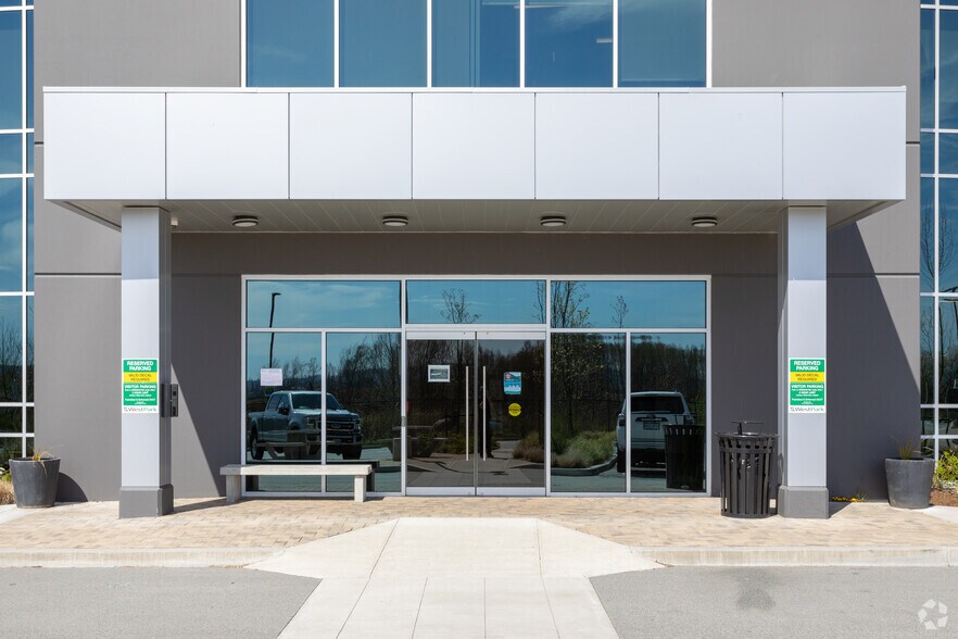 More Photos Of 15288 54A Ave, Surrey Office For Lease