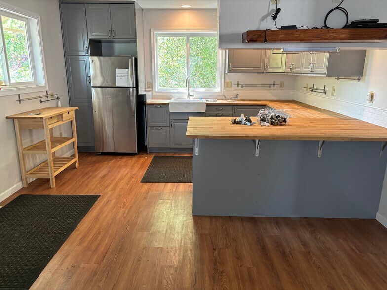 More Photos Of 15350 NE Sandy Blvd, Portland Office Residential For Sale