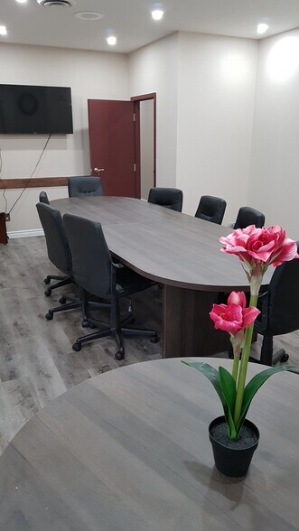 More Photos Of 410-420 N Service Rd E, Oakville Office For Lease