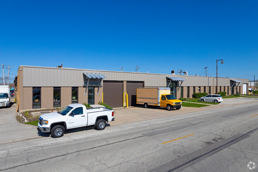 Primary Photo Of 6970-6994 N Central Park Ave, Lincolnwood Manufacturing For Lease