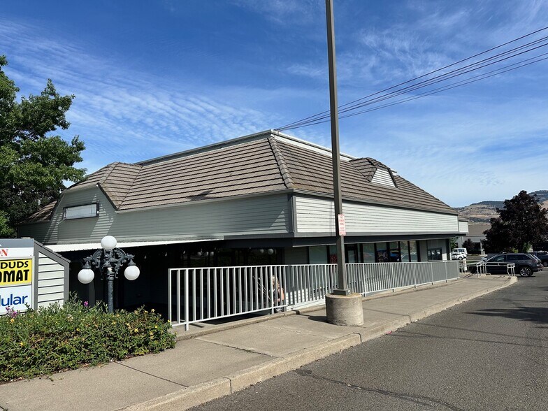 More Photos Of 2345 Ashland St, Ashland General Retail For Sale