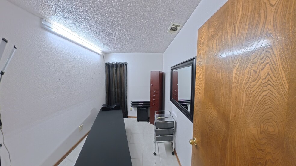More Photos Of 1055 W Pioneer Pky, Grand Prairie Medical For Lease