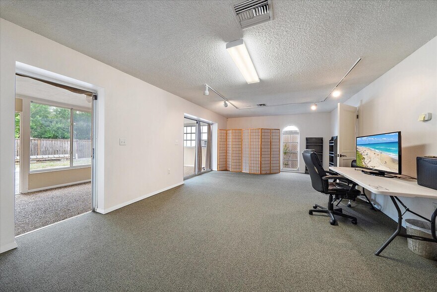 More Photos Of 2072-2074 Constitution Blvd, Sarasota Office For Sale