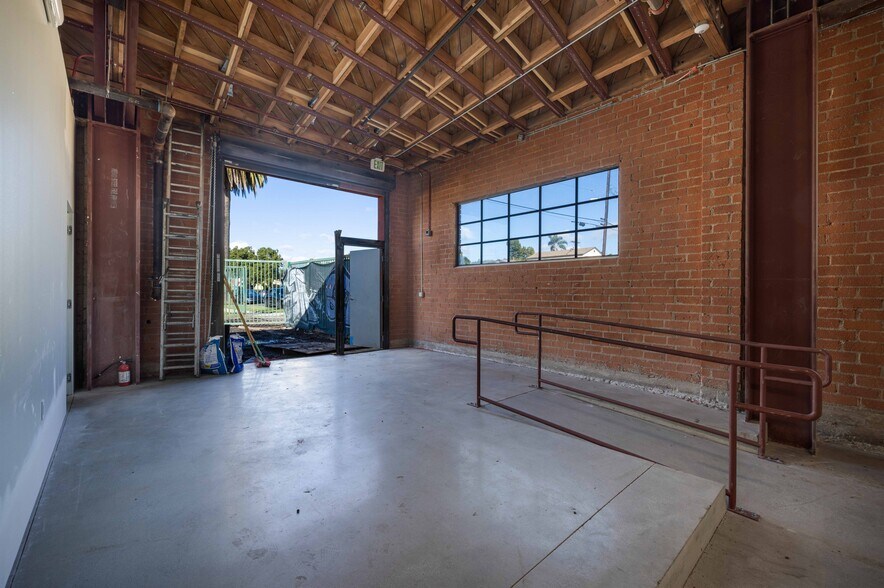 More Photos Of 4301 W Jefferson Blvd, Los Angeles Office For Lease