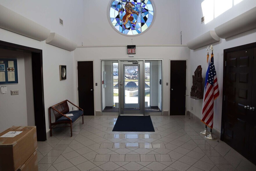 More Photos Of 8815 Wesleyan Rd, Indianapolis Office For Sale