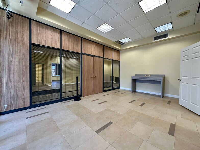 More Photos Of 8 Lester St, Martinsville General Retail For Sale