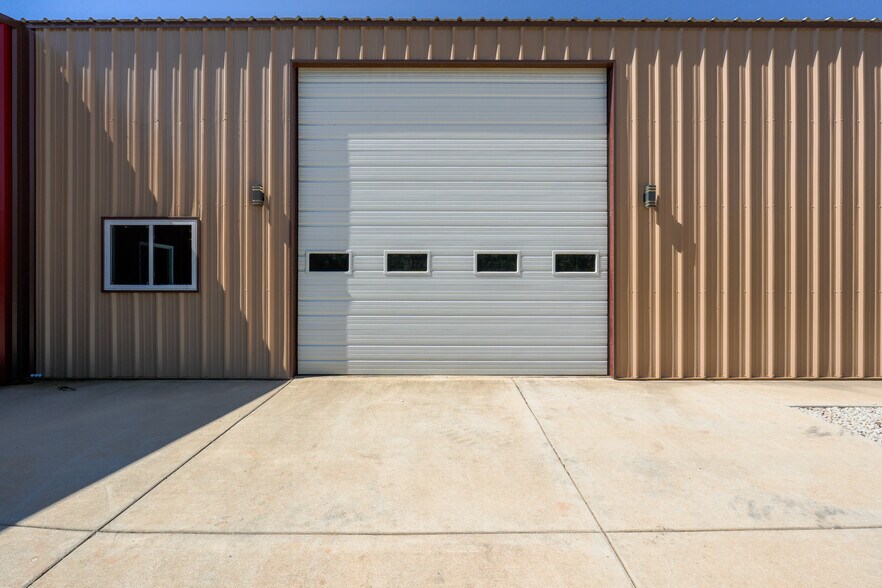 More Photos Of 352247 E 1040, Prague Auto Repair For Lease