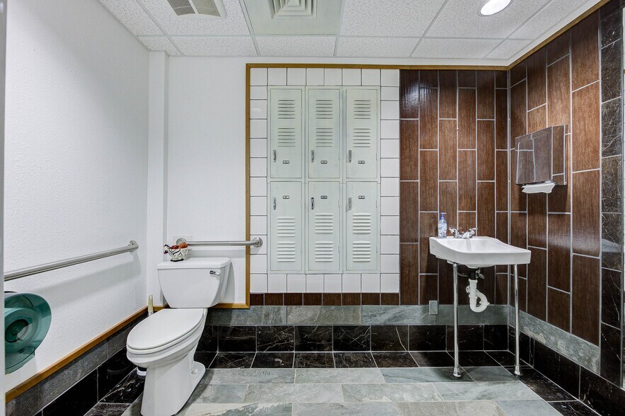 More Photos Of 7415 Eastex Freeway Plaza, Beaumont Industrial For Sale