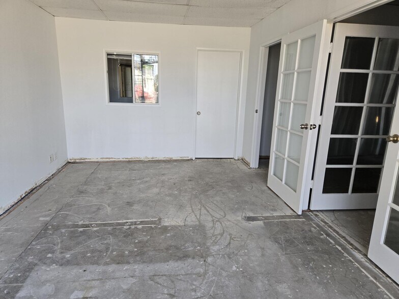 More Photos Of 21520 Strathern St, Canoga Park Service For Lease