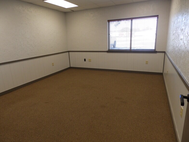 More Photos Of 2005 Tile Factory Rd, Palestine Manufacturing For Lease