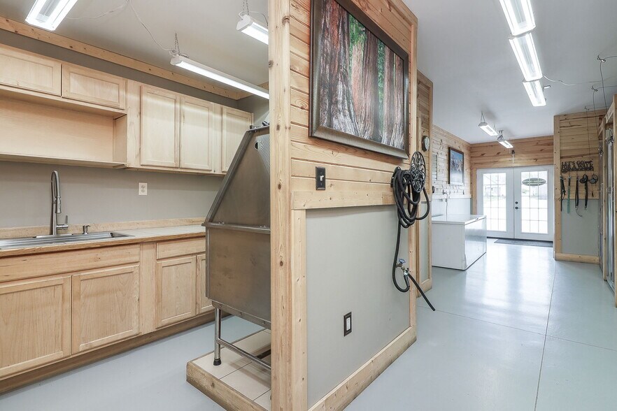 More Photos Of 27 S 100 W, Valparaiso Veterinarian Kennel For Sale