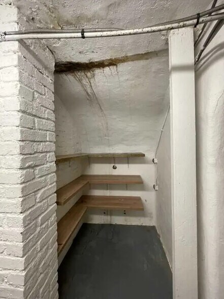 More Photos Of 27 Rue Du Moulin Joly, Paris Industrial For Lease