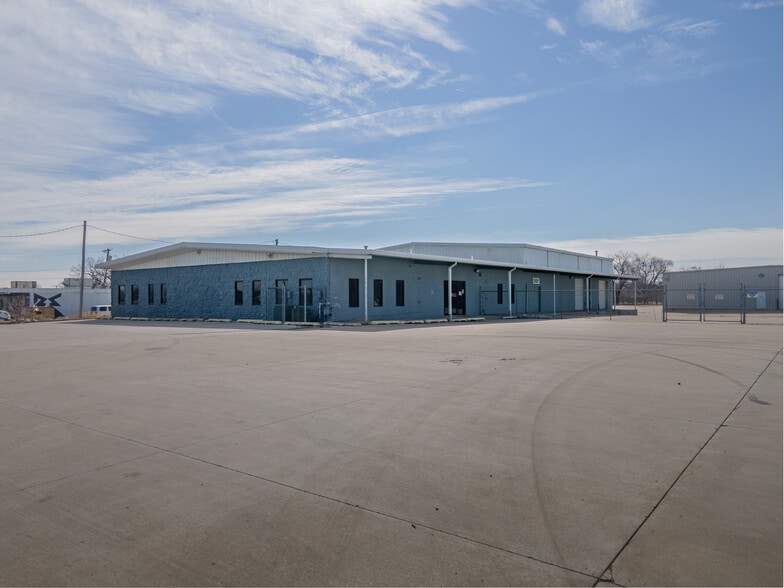More Photos Of 8920 E Admiral Pl, Tulsa Freestanding For Lease